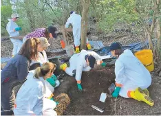  ?? MJ SLABY/ NEWS SENTINEL ?? FBI agents from evidence response teams across the country work with staff from the University of Tennessee Forensic Anthropolo­gy Center, often called the “body farm,” to recover human remains on Thursday. FBI agents from across the country are...