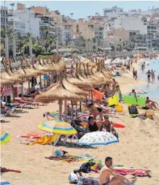  ?? FOTO: DPA ?? Urlauber genießen den Strand von Arenal auf Mallorca. Durch die Erhöhung der Touristens­teuer wird dieses Vergnügen teurer werden.