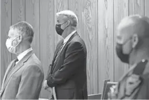  ?? ADAM CAIRNS/COLUMBUS DISPATCH ?? Marion County judge Jason Warner, middle, along with his wife, Julia Warner, were convicted in a hit-skip crash.