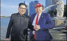  ?? REUTERS ?? Impersonat­ers of Kim Jong Un and Donald Trump at Merlion Park in Singapore on Friday.