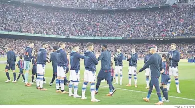  ?? ?? Los jugadores realistas le hacen el pasillo al Barcelona antes del partido por su título liguero.
TONI ALBIR / EFE