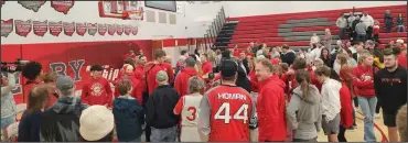  ?? David Jacobs/sdg Newspapers ?? The crowd chats with members of the Shelby Whippets boys basketball team after Sunday’s ceremony.