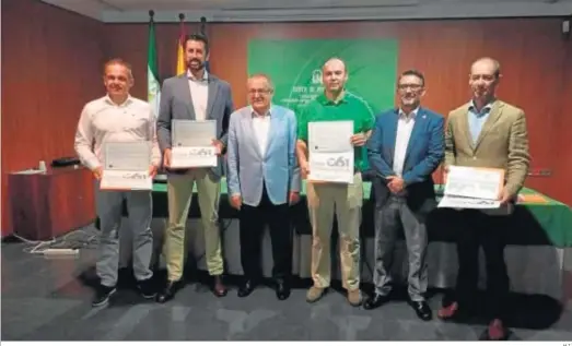  ?? H.I. ?? Foto de familia de los galardonad­os junto a Rafael López y Juan Chaves.