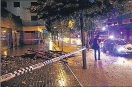  ?? LAURA CORTÉS / ACN ?? Uno de los servicios que los bomberos tuvieron que realizar en Lleida