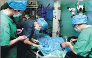  ?? PROVIDED TO CHINA DAILY ?? Volunteer surgeons from the charity operate on a patient aboard
the train.