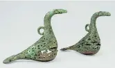  ??  ?? In volo Due ciondoli in bronzo a forma di volatili trovati in Azerbaijan (XIV - VIII a.c.), in prestito dai Musei di Berlino