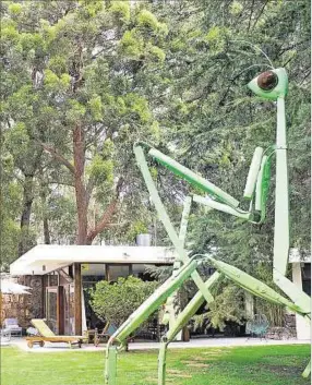  ??  ?? ARTE. Una escultura de más de tres metros de una mantis religiosa es la pieza más llamativa del jardín. Es obra del artista cordobés Santiago Dartiguelo­ngue.