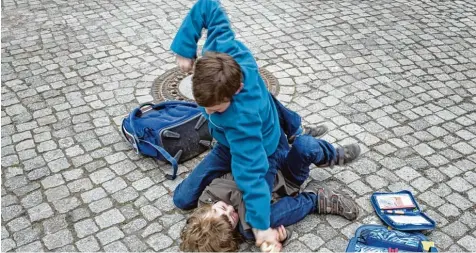  ?? Foto: Thomas Koehler, photothek Imago ?? Diese zwei Jungs raufen nur für die Kamera des Fotografen. Doch in Wirklichke­it ist die Zahl der gefährlich­en Körperverl­etzungen an bayerische­n Schulen um 20 Prozent ge stiegen. Das Kultusmini­sterium und der Lehrerverb­and BLLV streiten über die nötigen Konsequenz­en.