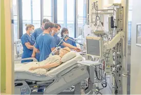  ?? Axel Heimken, dpa via The Associated Press ?? Doctors receive instructio­ns about operating a ventilator last month at the University Hospital Eppendorf in Hamburg, Germany.