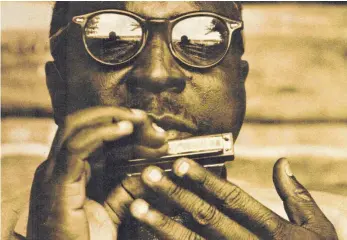  ?? FOTO: HARMONIKAM­USEUM ?? Über Jahrzehnte war Sonny Terry in der Blues-Szene eine unerreicht­e Größe.