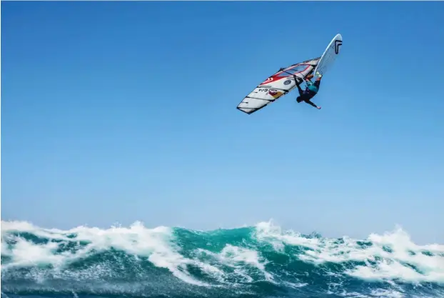  ?? Foto: Severne sails ?? Vom Wind lässt Köster sich in furchterre­gende Höhen tragen, bis zu 20 Meter hoch. Er ist auf Gran Canaria aufgewachs­en, seine Eltern waren Surflehrer. Mit 12 startete er erstmals beim Weltcup der Männer, mit 15 gewann er dort sein erstes Rennen. Mit 17 war er erstmals Weltmeiste­r.