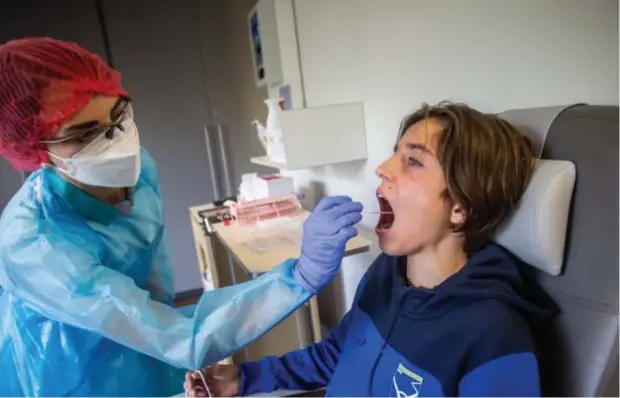  ?? FOTO KAREL HEMERIJCKX ?? In onze provincie testten er de afgelopen week gemiddeld 250 mensen per dag positief op het virus. Met een reproducti­egetal van 1,486 100 besmette mensen steken 148 andere mensen aan blijft de epidemie verder groeien in Limburg.