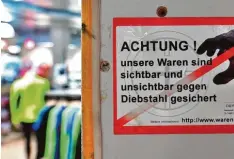  ?? Symbolfoto: Martin Schutt/dpa ?? In mehreren Orten klaute der Angeklagte. Eine Bewährungs­strafe war für ihn wegen der ungünstige­n Sozialprog­nose nicht mehr möglich.