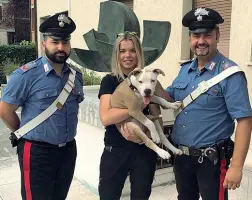  ??  ?? Ritrovato Vanessa Ferigolli con il suo cucciolone Max e i carabinier­i