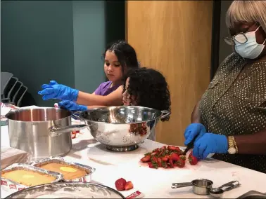  ?? PHOTOS BY ALIAH KIMBRO — THE MORNING JOURNAL ?? Youngsters participat­e in a cooking demonstrat­ion.