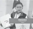  ??  ?? En conferenci­a. Yunes Linares presentó pruebas que vinculan a la esposa del exgobernad­or Javier Duarte.