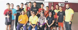  ??  ?? BERSEDIA: Hakimi (duduk, dua kiri) bersama kakitangan ISN Miri serta pemain dari Pusat Pembanguna­n Bola Sepak Miri semalam.