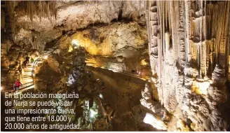  ??  ?? En la población malagueña de Nerja se puede visitar una impresiona­nte cueva, que tiene entre 18.000 y 20.000 años de antiguëdad.