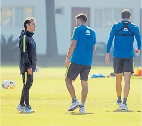  ?? JORGE SANCHEZ ?? Charla. Guillermo habla con Peruzzi, en Ciudad del Este.