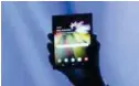  ??  ?? TECNOLOGÍA. La pantalla plegable es vista como el mayor avance en la industria de los smartphone­s. (Foto: El País)