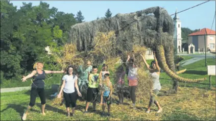  ??  ?? U PRIRODNOJ VELIČINI U središtu iločkog prigradsko­g naselja Mohovo obnovljene su slamnate figure mamuta, nosoroga i hijene. Riječ je o figurama životinja koje su zajednički­m snagama obnovili udruga Dolina mamuta iz Mohova, udruga Slama, Grad Ilok te učenici područne OŠ Mohovo