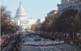  ?? /AFP ?? Desfile. Miles de simpatizan­tes desafiaron los 4 grados bajo cero.