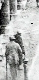  ?? KK, UNIVERSALM­USEUM JOANNEUM, LISA HAINDL (3) ?? Links: Schutzbünd­ler verschanzt­en sich im Februar 1934 vor dem Kornmesser­haus in Bruck