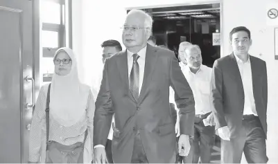  ?? -Gambar Bernama ?? NAJIB (dua, kiri) yang berdepan tiga pertuduhan tambahan pengubahan wang haram melibatkan dana SRC Internatio­nal Sdn Bhd berjumlah RM27 juta hadir ke Mahkamah Sesyen bagi sebutan kes itu di Kompleks Mahkamah Kuala Lumpur, pada Jumaat.