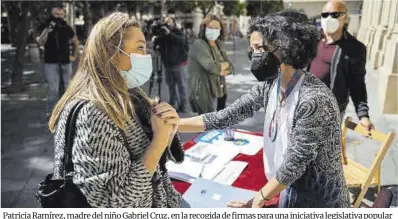  ?? María José López / Europa Press ?? Patricia Ramírez, madre del niño Gabriel Cruz, en la recogida de firmas para una iniciativa legislativ­a popular para solicitar al Gobierno de España, una ley que ampare a las víctimas de delitos violentos.