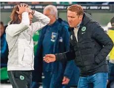  ?? FOTO: IMAGO ?? Zum Haareraufe­n: Wolfsburgs Trainer Martin Schmidt (links) und VfL-Sportchef Olaf Rebbe stehen angesichts der Bilanz mit nur drei Siegen aus den vergangene­n 18 Bundesliga-Spielen immer mehr in der Kritik.