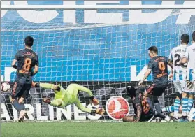  ?? FOTO: UNCITI ?? Miguel Ángel Moyá no puede impedir que Gameiro marque el gol del triunfo