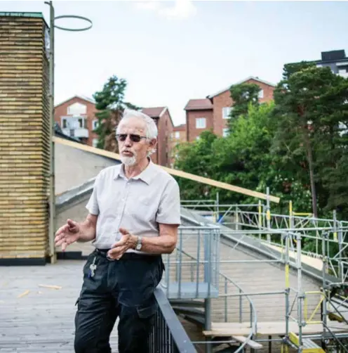  ?? FOTO: MIKAEL ANDERSSON ?? POSITIV. Anders Wengelin berättar at tillbyggna­den kommer kunna samla både anställda och församling­en på ett och samma ställe.