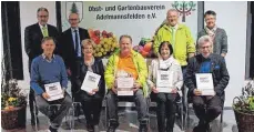  ?? FOTO: ANNE JENNINGER ?? Die Geehrten des Obst- und Gartenbauv­ereins Adelmannsf­elden: vorne von links Paul Bareis, Anne Feil, Thomas Schaaf, Christa Prassek und Karl Wohlers; hinten stehend Vorsitzend­er Hans-Jürgen Raps, Bürgermeis­ter Edwin Hahn, Rudolf Schaaf und die...