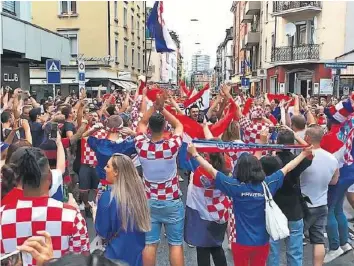  ?? 20M ?? Kroatische Fans feierten ihre Mannschaft an der Zürcher Langstrass­e ausgelasse­n.