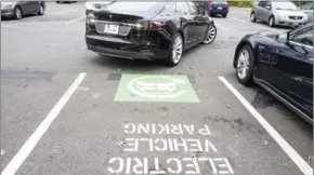  ?? WASHINGTON POST NIKKI KAHN/THE ?? A Tesla pulls away from a charging station in Tysons Corner, Virginia.