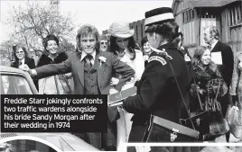  ??  ?? Freddie Starr jokingly confronts two traffic wardens alongside his bride Sandy Morgan after their wedding in 1974