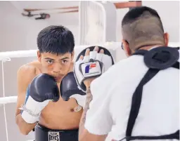  ?? JIM THOMPSON/JOURNAL FILE ?? Angelo Leo, shown working out in 2014, will fight Alberto Torres Saturday in Carson Calif.