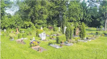 ?? ARCHIVFOTO: KARIN KIESEL ?? Immer mehr Urnengräbe­r auch in Bad Waldsee: Auf dem Friedhof Am Schorren hat sich die Anzahl der Urnenbesta­ttungen seit 2006 nahezu verdreifac­ht.