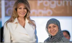  ??  ?? EN ACCION. Melania premia a una mujer activista en Yemen.