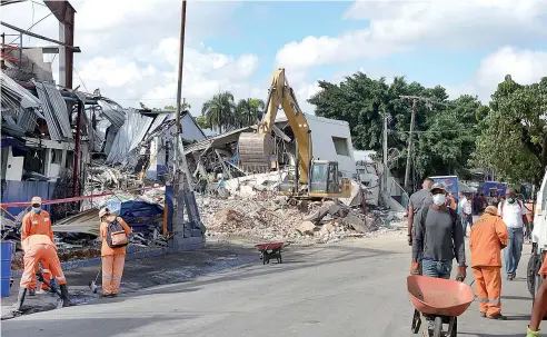  ?? DANNY ?? Brigadas de Obras Públicas trabajan en la limpieza del entorno de PolyPlas, mientras equipos pesados retiran escombros .