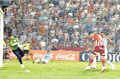  ??  ?? El empate parcial. Bieler cabecea solo en el área chica para igualar. Después también marcaría otro.