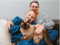  ?? Foto: Marcus Merk ?? Cornelia Punke aus Neusäß mit Sohn Linus und Katze Snoopy. Die 35-Jährige hat eine Selbsthilf­egruppe für Eltern autistisch­er Kinder gegründet.