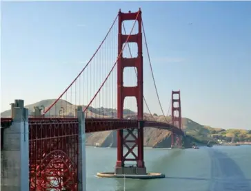  ??  ?? La obra de acero se inauguró en mayo de 1937, convirtién­dose en el puente colgante más largo del mundo.