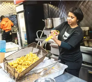  ?? ASHLEE REZIN/SUN-TIMES PHOTOS ?? Aisha Murff, owner of Haire’s Gulf Shrimp, makes fried shrimp in the restaurant at 7448 S. Vincennes Ave. in Chatham on the South Side on Friday.