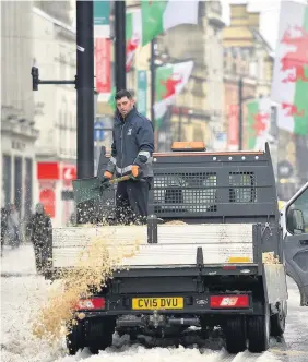  ?? RICHARD SWINGLER ?? Gritting High Street in Cardiff city centre yesterday