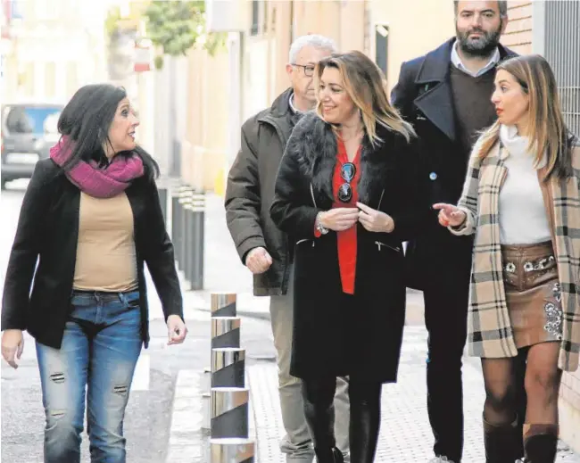  ?? JUAN FLORES ?? Susana Díaz, camino de la sede del PSOE en Sevilla, donde ayer presidió la comisión ejecutiva regional