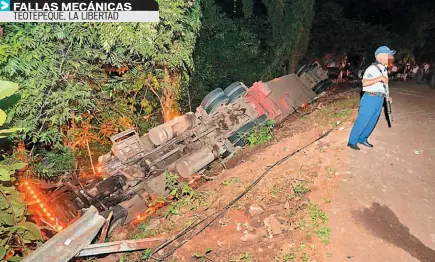  ??  ?? El camión se precipitó a una barranca tras perder el control el motorista y salirse de la carretera.