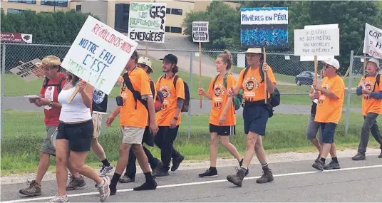  ?? —photo Stéphane Fortier ?? Afin de protester contre le projet d’Oléoduc Énergie Est qui doit passer sous la rivière des Outaouais, des marcheurs ont parcouru 122 kilomètres sur un tracé s’échelonnan­t de Saint-André d’Argenteuil jusqu’à Gatineau et Ottawa.