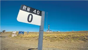  ??  ?? Cabo Vírgenes. El mojón del Km 0 de la mítica Ruta 40 que, en Salta, llega a los 4895 m de altura en el Abra del Acay