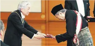  ?? BERNAMAPIX ?? Mahathir being conferred Japan’s highest award, the ‘Grand Cordon of the Order of the Paulownia Flowers’, by Emperor Akihito at the Imperial Palace in Tokyo.